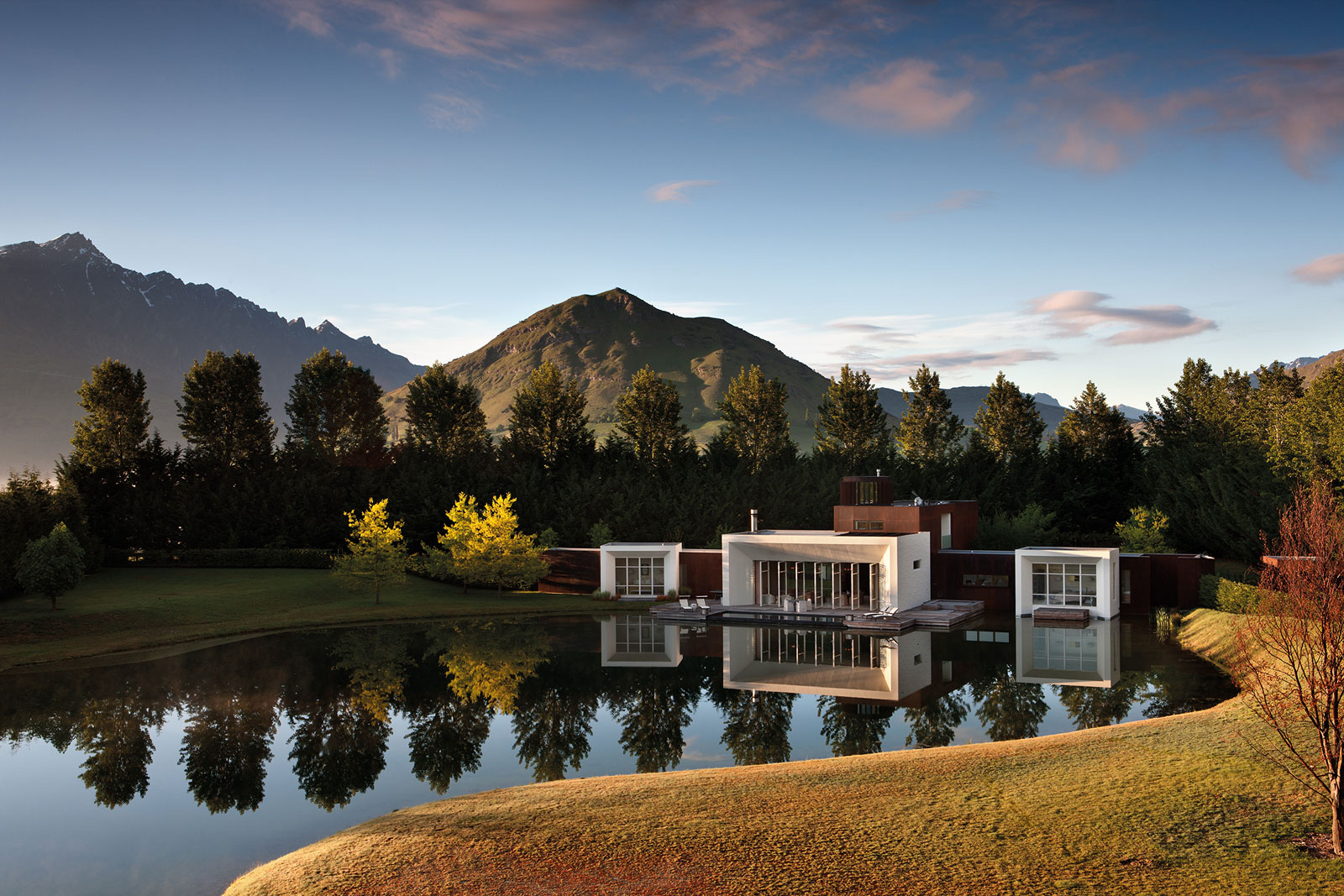 Swan Lake, Queenstown, New Zealand. Landscape design by Suzanne Turley Landscapes