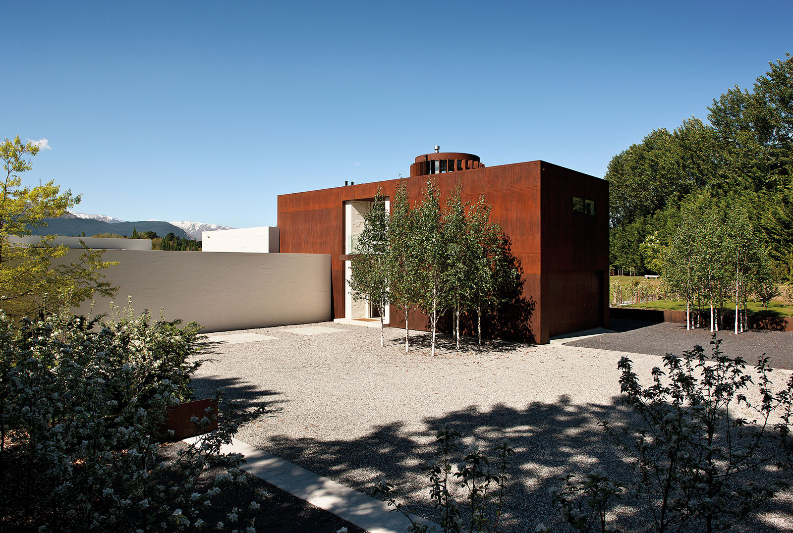 Swan Lake, Queenstown. Landscape design by Suzanne Turley Landscapes