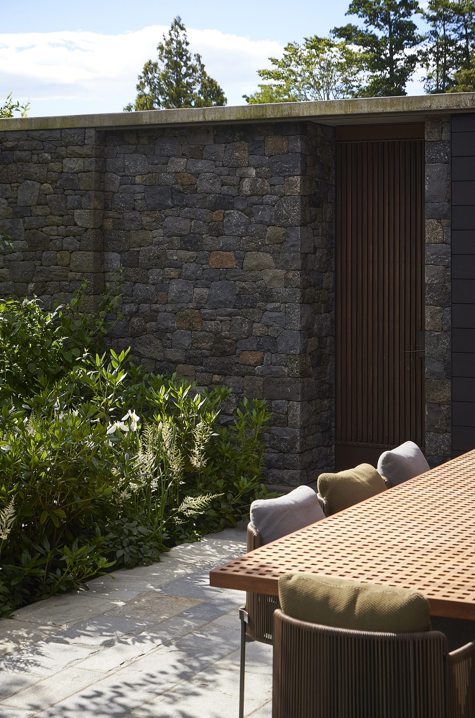 Riverside House, Christchurch. Landscape design by Suzanne Turley Landscapes